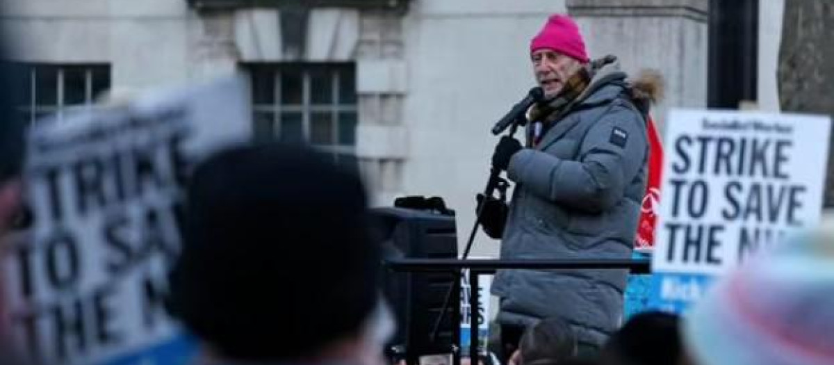 El autor y activista británico Michael Rosen se dirige a la multitud