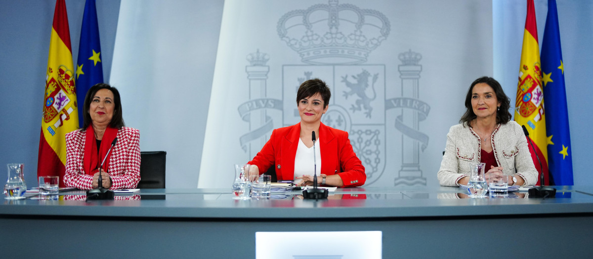 La portavoz del Gobierno, entre las ministras de Defensa y de Industria