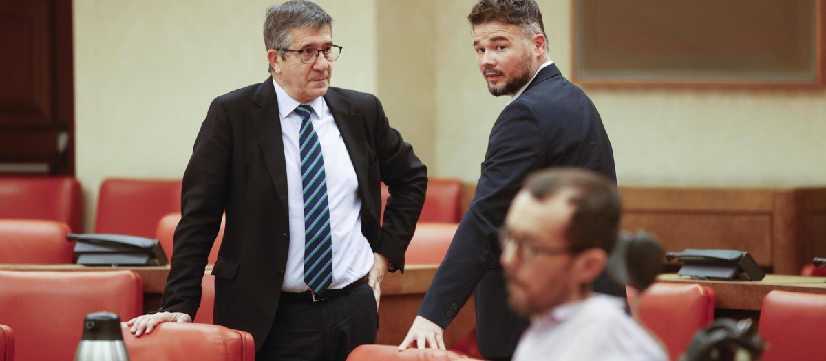 Gabriel Rufián, junto a Patxi López, con Pablo Echenique en primer plano, a su llegada a la reunión de la Junta de Portavoces del Congreso, este martes