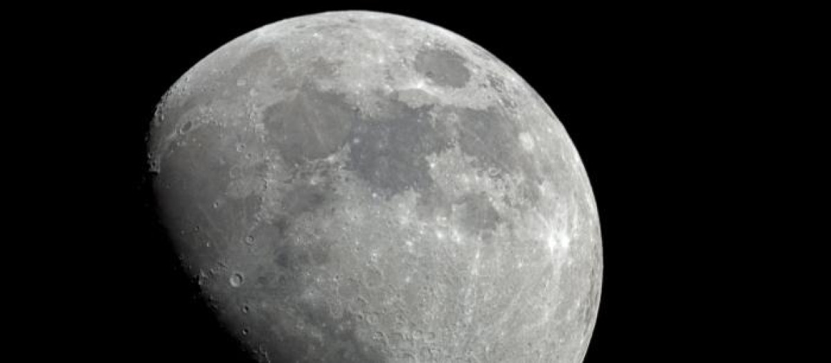 La superficie lunar está sembrada de cráteres