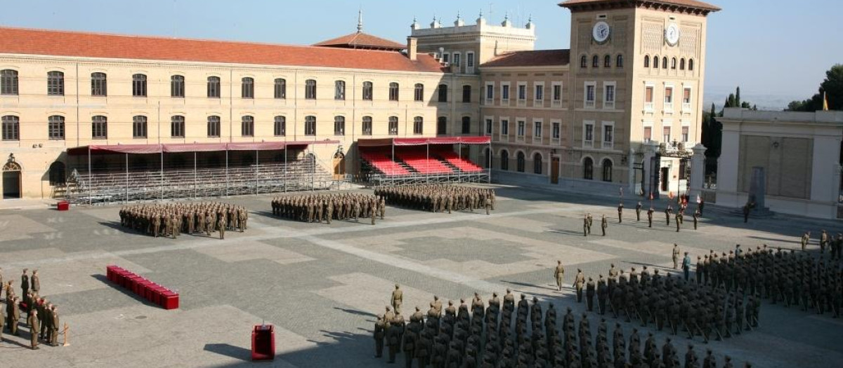Acto en el patio de la Academia