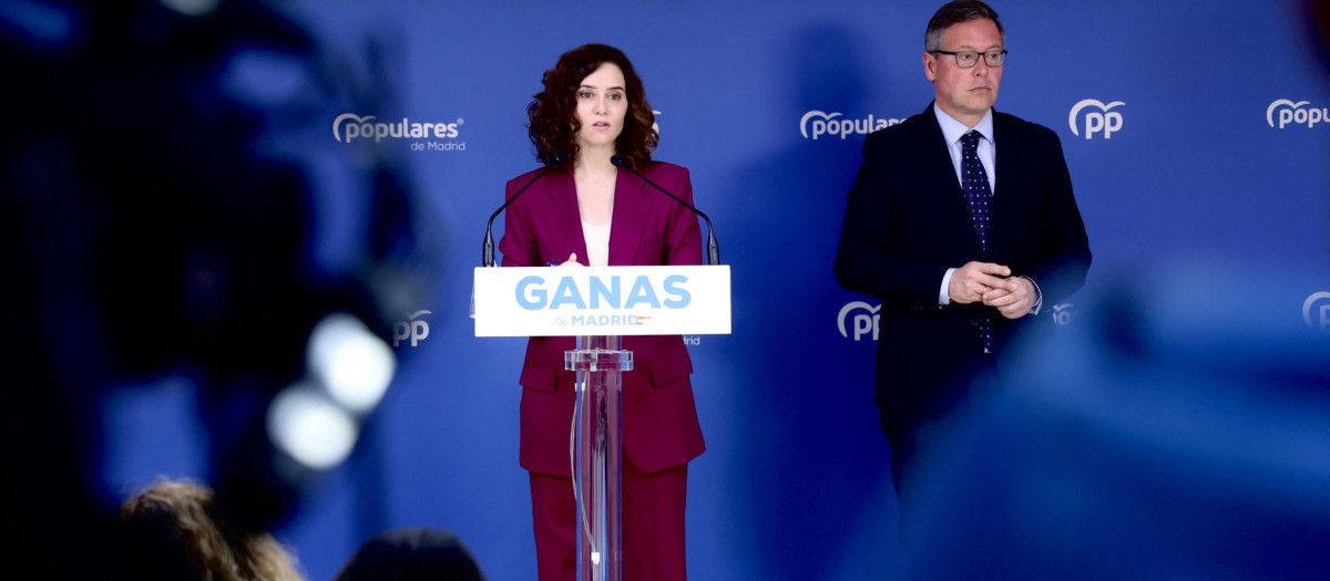 La presidenta del PP de Madrid, Isabel Díaz Ayuso junto al secretario general de los populares madrileños, Alfonso Serrano
