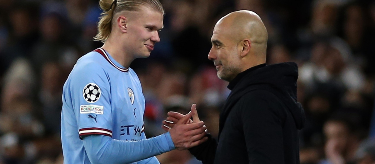 Erling Haaland junto a Pepe Guardiola tras ser sustituido en el encuentro frente el RB Leipzig