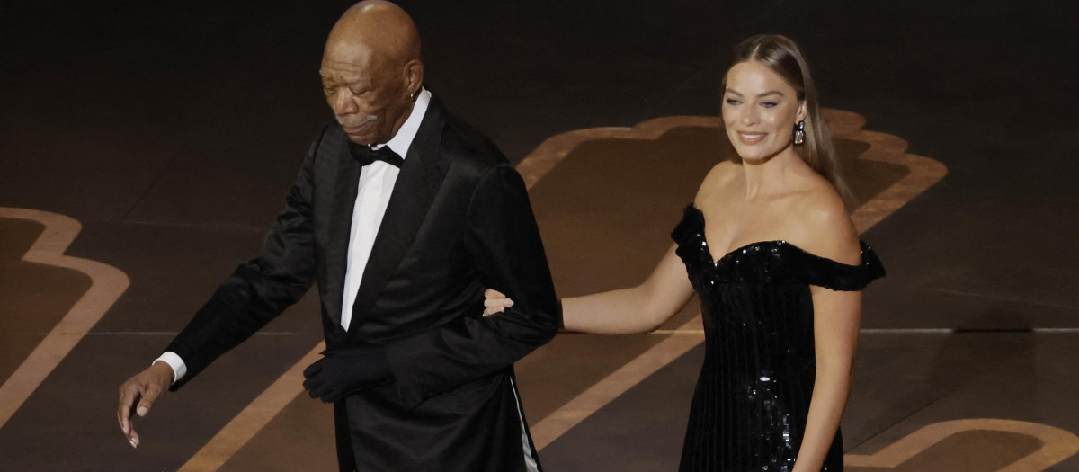 HOLLYWOOD, CALIFORNIA - MARCH 12: (L-R) Morgan Freeman and Margot Robbie walk onstage during the 95th Annual Academy Awards at Dolby Theatre on March 12, 2023 in Hollywood, California. Kevin Winter/Getty Images/AFP (Photo by KEVIN WINTER / GETTY IMAGES NORTH AMERICA / Getty Images via AFP)