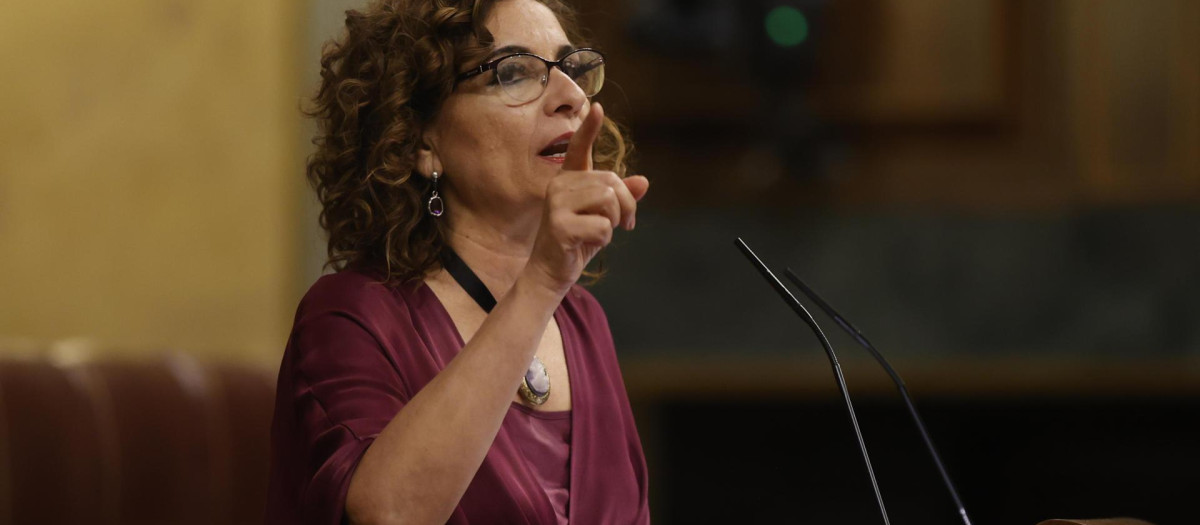 La ministra de Hacienda, María Jesús Montero, interviene durante el pleno que se celebra, este miércoles, en el Congreso de los Diputados