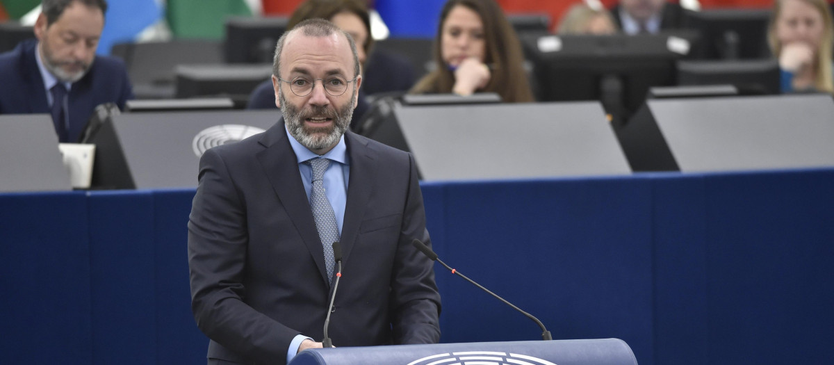 El presidente del Partido Popular Europeo, Manfred Weber, durante su intervención en el plenario