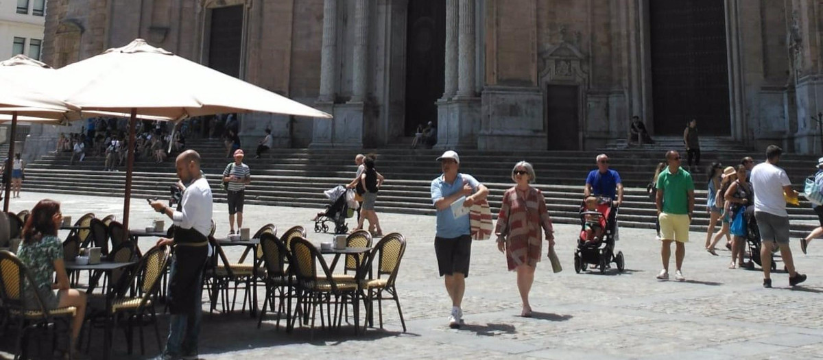 Terraza de un bar en la plaza de la Catedral de Cádiz