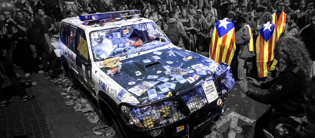 Un coche de la guardia civil, atacado en los días previos al 1-O