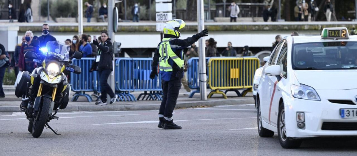 Un agente de movilidad corta el tráfico en Madrid