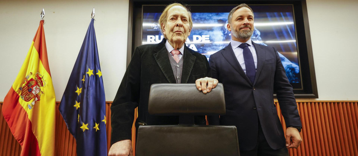 MADRID, 16/03/2023.- El candidato a la Presidencia del Gobierno, Ramón Tamames (i), acompañado del líder del partido, Santiago Abascal (d), informa de los motivos para pedir al Congreso que desaloje a Pedro Sánchez de La Moncloa, este jueves en el Congreso de los Diputados.EFE/Javier Lizón