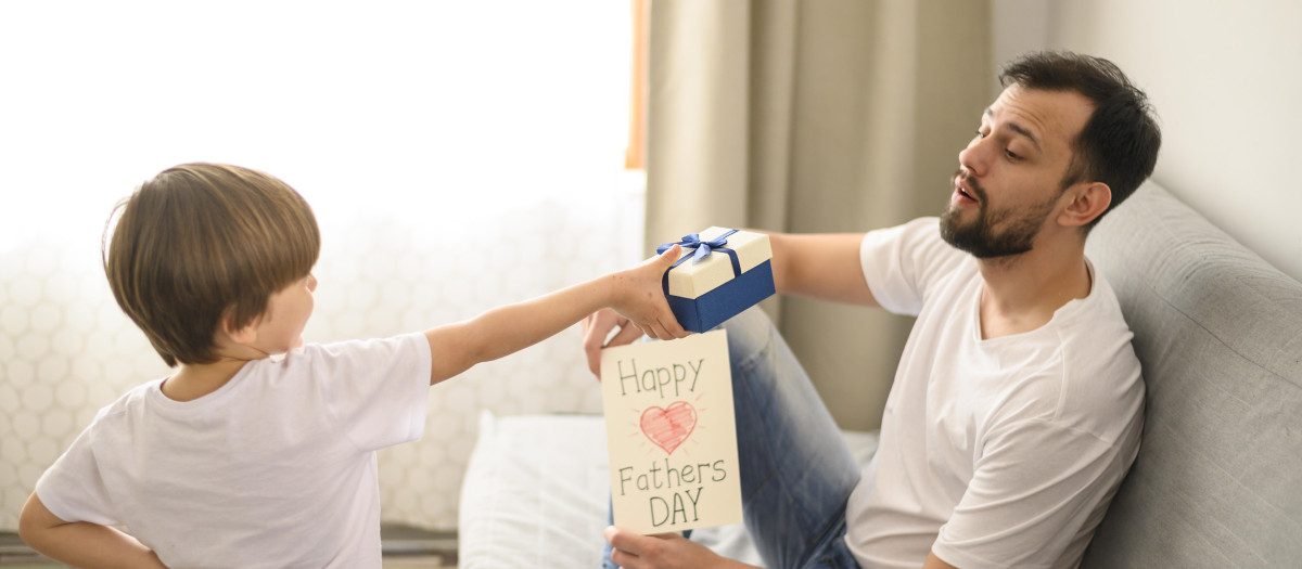 Hijo felicitando a su padre