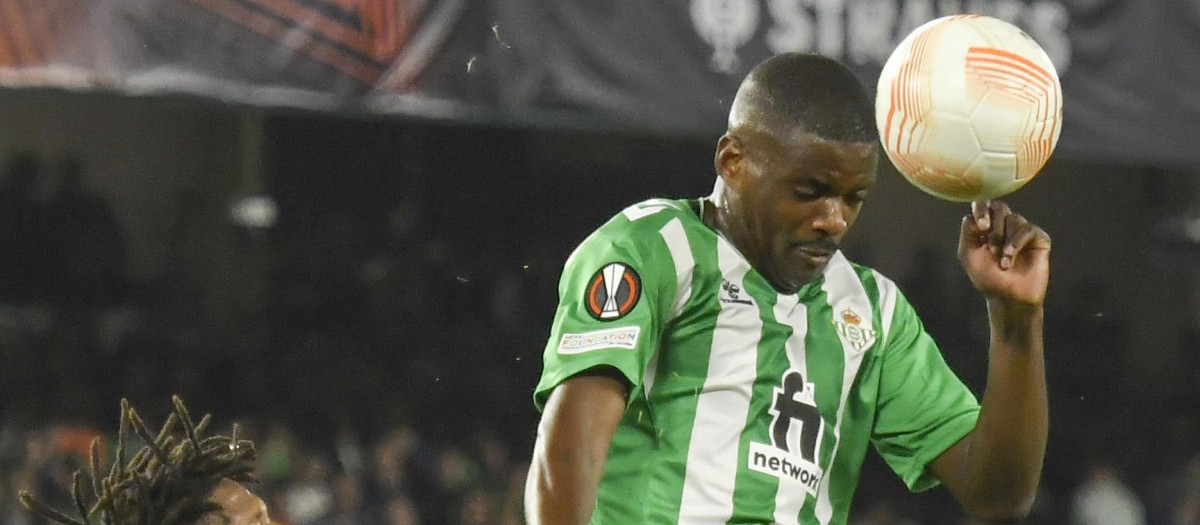 El centrocampista brasileño del Real Betis, William Carvalho (d) disputa una posesión con el centrocampista brasileño del Manchester United Fred durante el partido de vuelta de octavos de final de la Liga Europa que estos dos equipos juegan este jueves en el estadio Benito Villamarín de la capital hispalense. EFE/ Raúl Caro