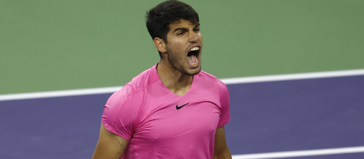 Carlos Alcaraz tras ganar el partido of Spain reacts after winning match point against Felix Auger-Aliassime of Canada in the quarterfinal round during the BNP Paribas Open tennis tournament at the Indian Wells Tennis Garden in Indian Wells, California, USA, 16 March 2023. (Tenis, Abierto, España, Estados Unidos) EFE/EPA/JOHN G. MABANGLO