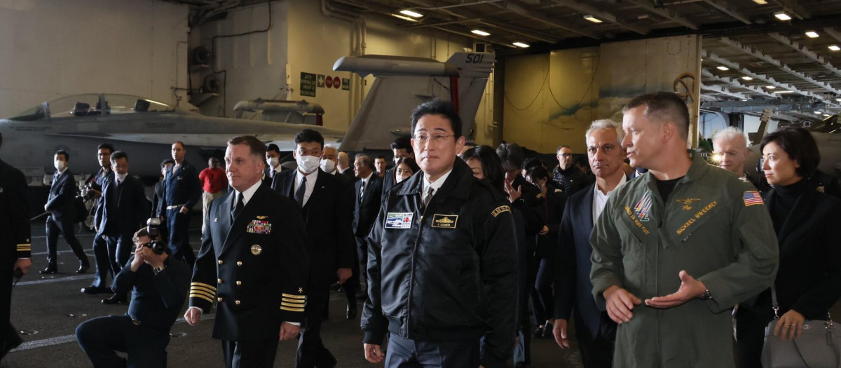 Fumio Kishida, primer ministro de Japón a bordo del portaviones estadounidense USS Ronald Reagan