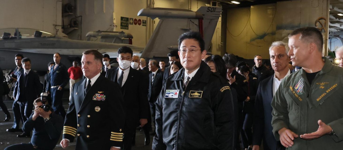 Fumio Kishida, primer ministro de Japón a bordo del portaviones estadounidense USS Ronald Reagan