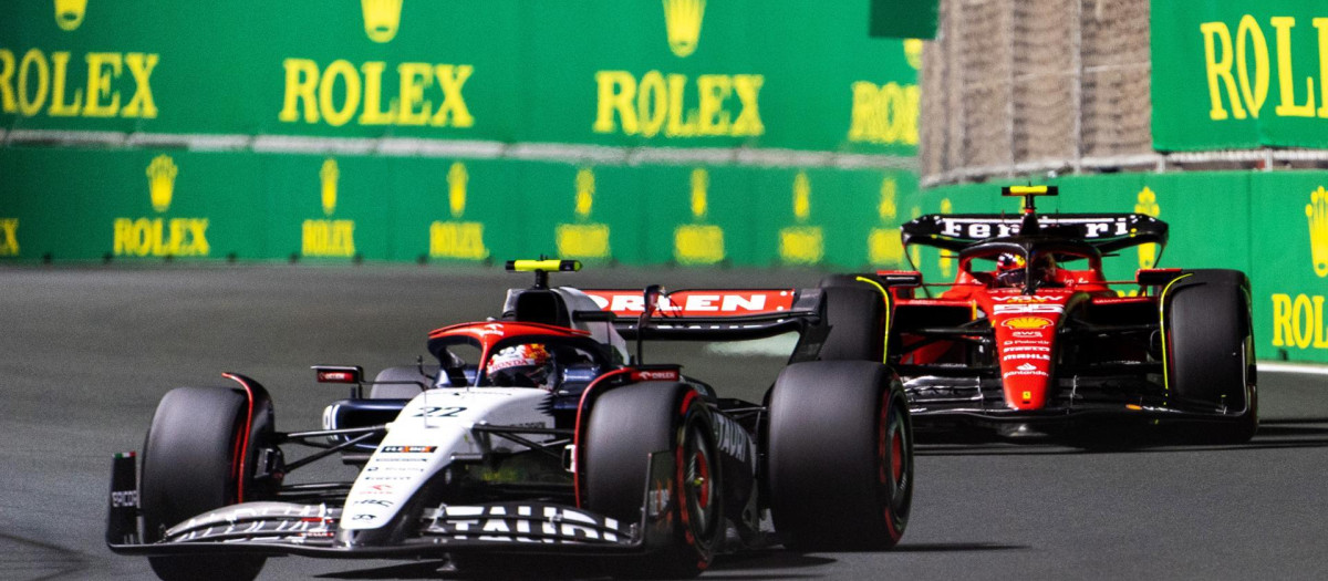 El Ferrari de Carlos Sainz tras un AlphaTauri en Yeda