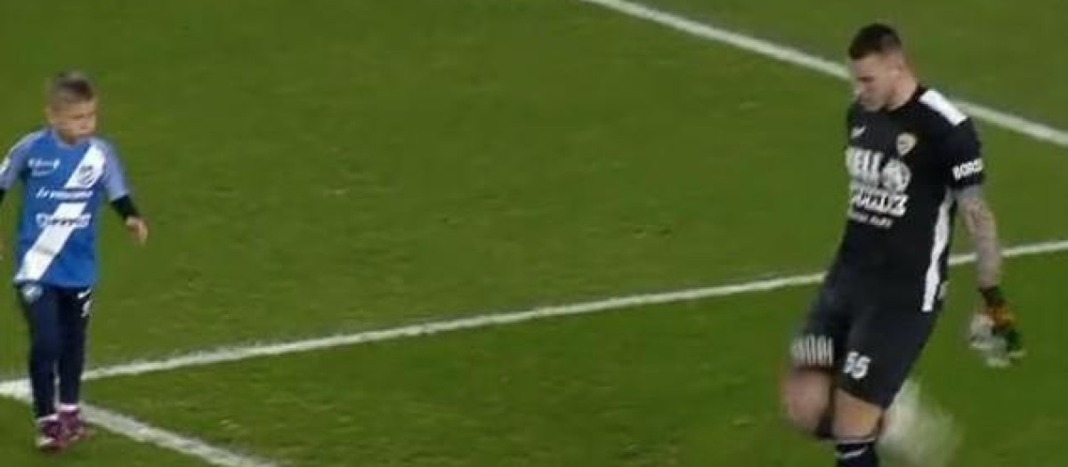 El momento en el que el niño quiere marcar un gol y el portero se lo impide