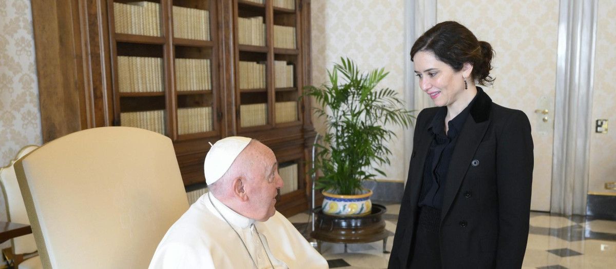 La presidenta de la Comunidad de Madrid, Isabel Díaz Ayuso, saluda al Papa Francisco