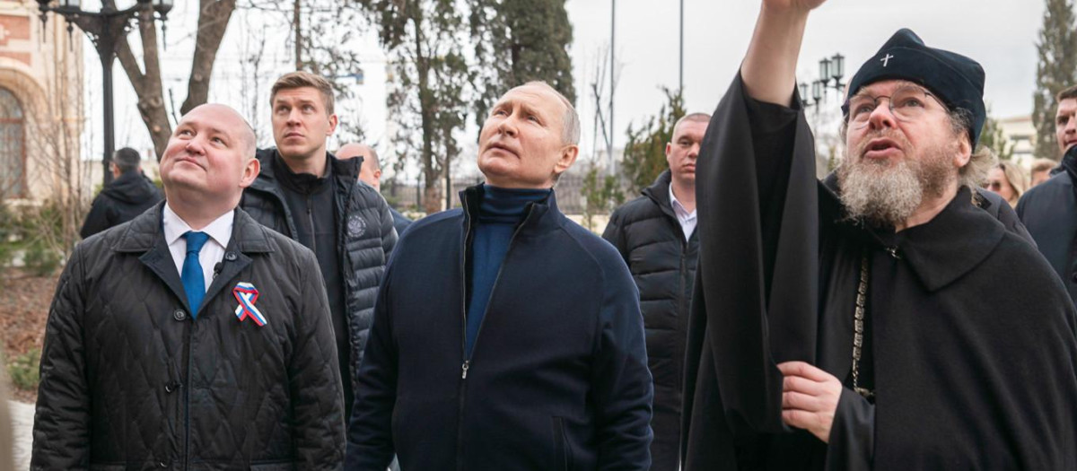 El gobernador de la ciudad portuaria de Sebastopol, Mikhail Razvozhayev (izquierda), el presidente Vladimir Putin (centro), el padre Tikhon Shevkunov (derecha).Servicio de prensa del gobernador de Sebastopol/TA