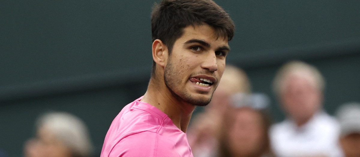 Carlos Alcaraz tras ganar un punto a Jannik Sinner en Indian Wells