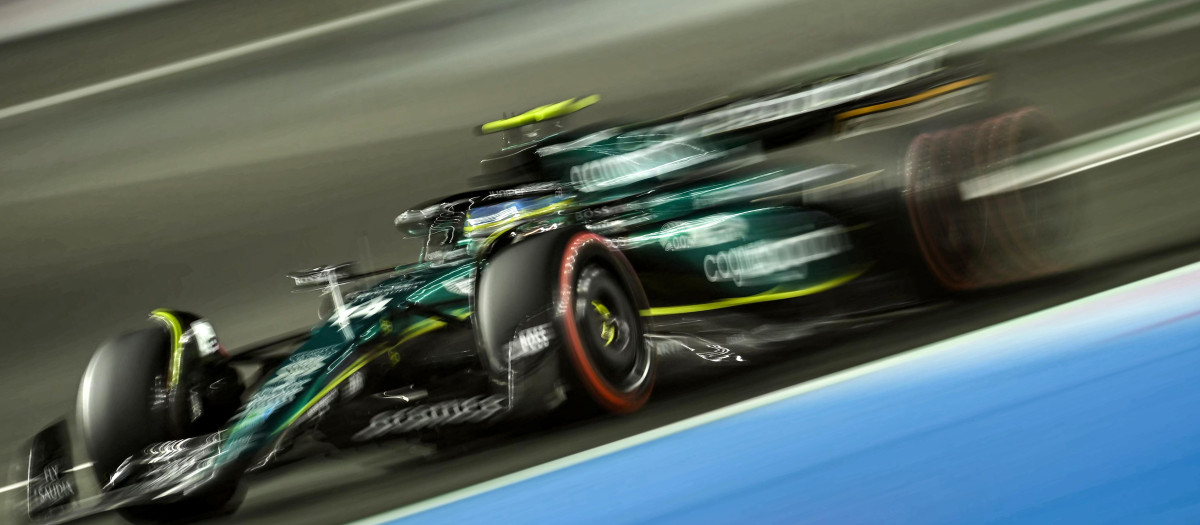 Fernando Alonso conduciendo su Aston Martin en Yeda
