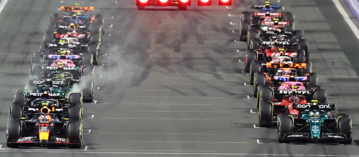 El momento de la salida en Arabia Saudí: Alonso, a la derecha de la imagen, no colocó bien su coche