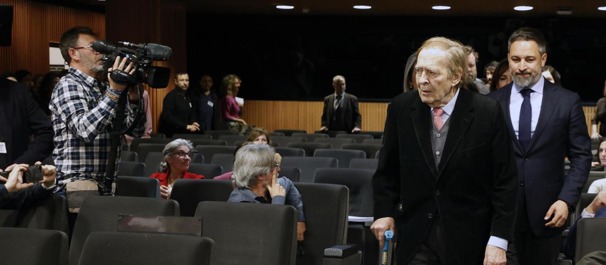 Un cámara de televisión en la rueda de prensa de Tamames y Abascal previa a la moción