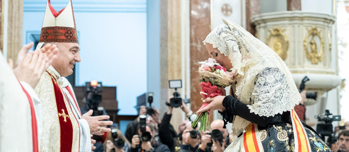 La Fallera Mayor, Laura Mengó, ofrece su ramo a la Virgen