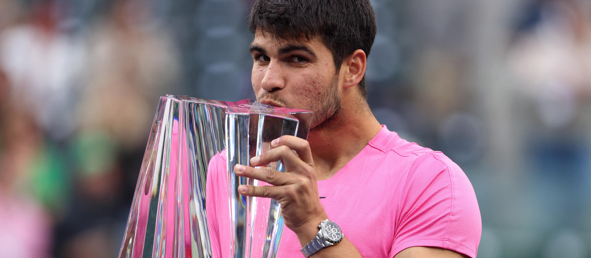 Carlos Alcaraz con el trofeo de Indian Wells