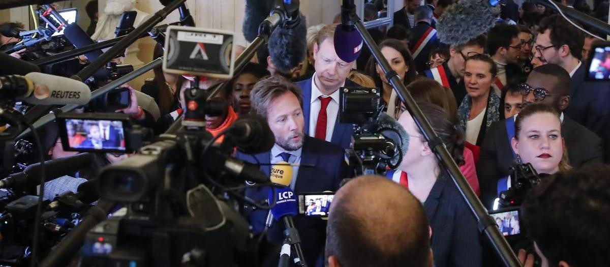 El miembro del Parlamento del Partido Socialista Francés (PS) Boris Vallaud (C) habla con los medios de comunicación después de que se rechazara la primera moción de censura contra el gobierno