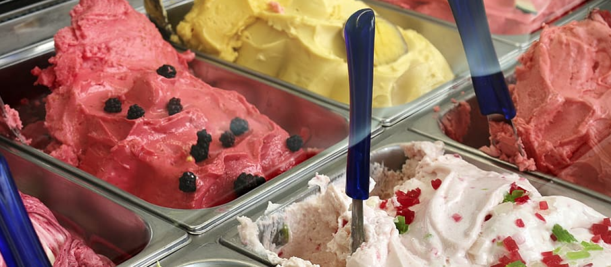 Diferentes sabores de helados con sus "fundereleles"