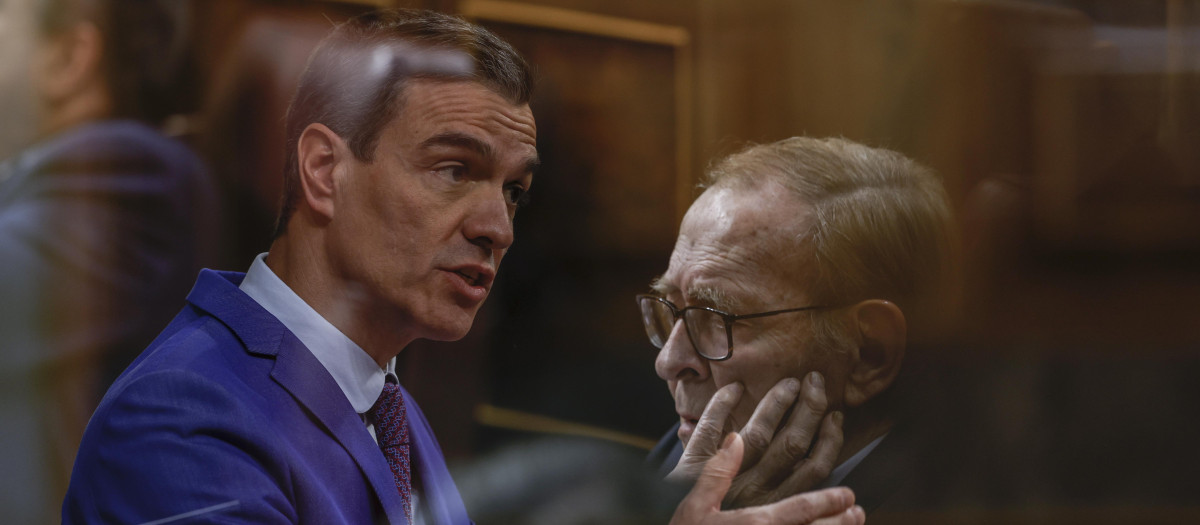 Pedro Sánchez y Ramón Tamames durante el debate