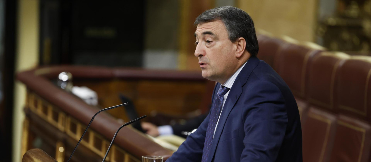 El diputado del PNV Aitor Esteban interviene durante el debate de la moción de censura de VOX