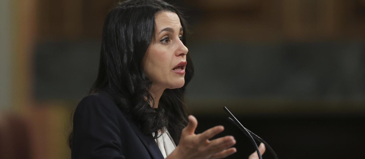 La diputada de Ciudadanos Inés Arrimadas interviene durante el debate de la moción de censura de VOX contra el presidente del Gobierno, Pedro Sánchez, con Tamames como candidato a la Presidencia, este martes en el Congreso de los Diputados. EFE/Kiko Huesca