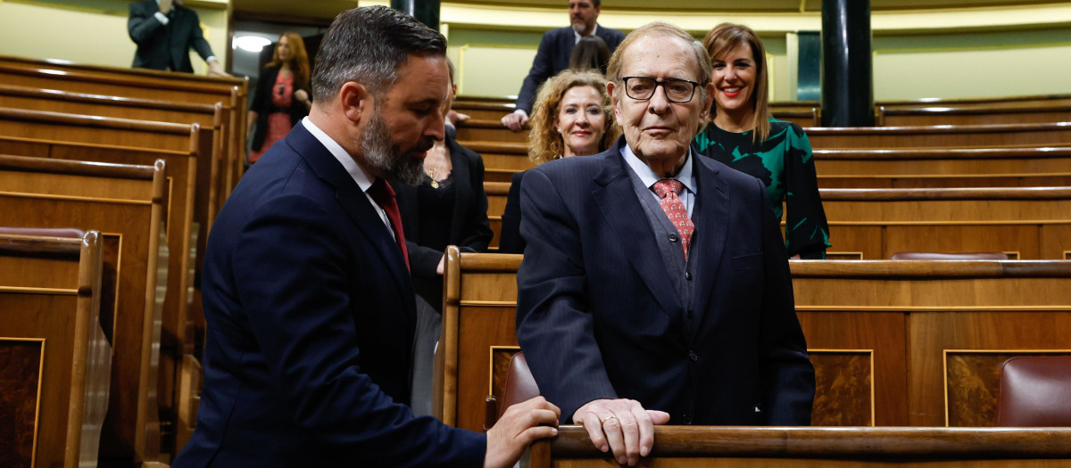 El profesor Ramón Tamames acompañado del líder de Vox, Santiago Abascal, a su llegada a la segunda jornada del debate de la moción de censura
