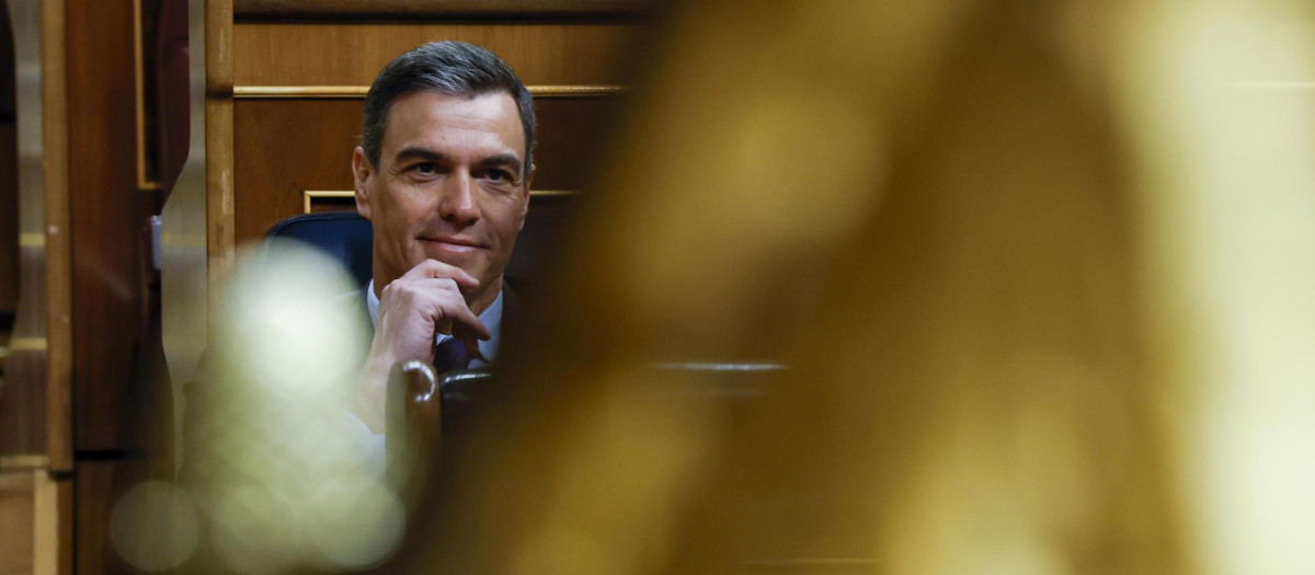 Pedro Sánchez, sonríe desde su escaño, durante la segunda jornada de la moción