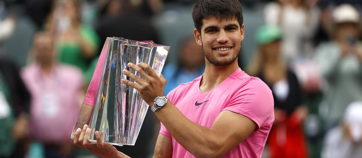 Carlos Alcaraz posa con el título de Indian Wells