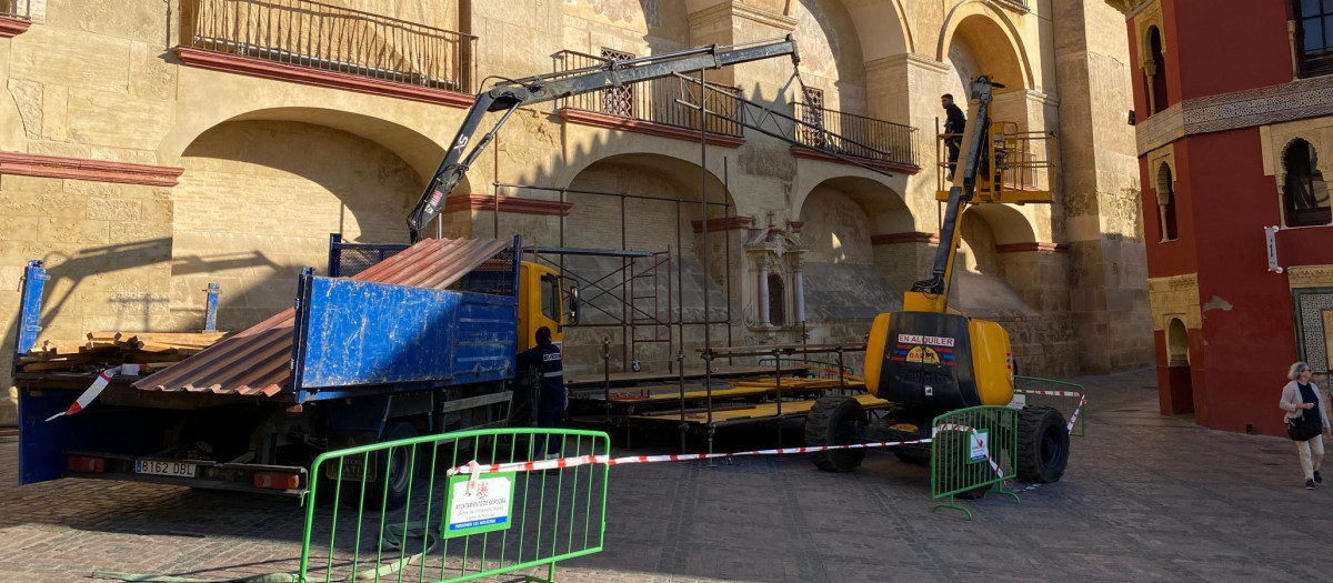 Instalación de los palcos de la carrera oficial