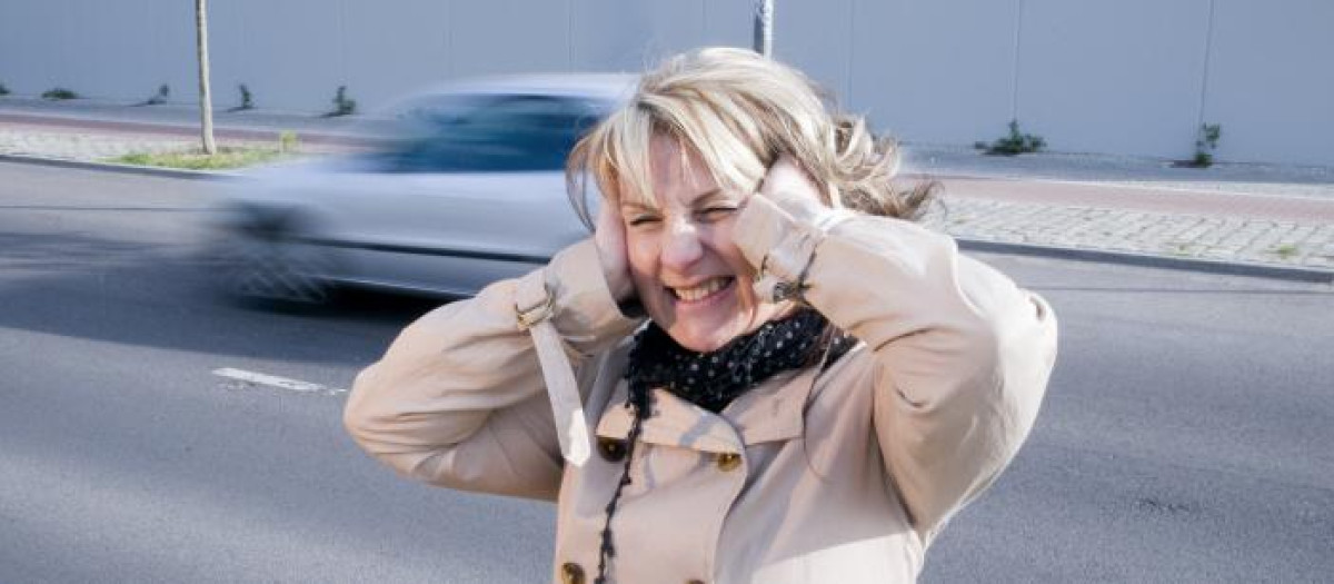 NOISY TRAFFIC.WOMAN,DIN,STRESS,WOMAN,EARNEST,MOTION,POSTPONEMENT,MOVING,MOVEMENT,CITY,TOWN,PERSON,CAR,AUTOMOBILE,VEHICLE,MEANS OF TRAVEL,MOTOR VEHICLE,VEHICLES,BLURS,ADULT,LOUD,BEIGE,ONE,OVERWORKED,GESTURE,MOTION BLUR,IRRITATED,DISTORTS,DIN,HEADACHE,URBAN,CRASH,ROW,UNWELL,CITY TRAFFIC,LEISURE CLOTHING,DISCONTENTMENT,LOUDNESS,STRESS,ALONE,LONELY,SICK,ILL,CARS,AUTOMOBILES,DISSATISFIED,DISCONTENT,STAND,DAY,HARASSMENT,MOLESTATION,STRASSE,50JÄHRIG,BLICK IN DIE KAMERA,BLURR,DRAUSSEN,ERWACHSTEN,FAHRZEUGLÄRM,GESTILULIEREN,HAUPTSTRASSE,KOPF UND SCHULTERN,LÄRMBELÄSTIGUNG,NEGATIVER EMOTIONEN,OHREN ZUHALTEN,REIFE FRAU,SCHMERZVERZERRT,STASSENVERKEHR,STRASSE,STRASSENLAND,STRASSENLÄRM OHREN ZUHALTEN,TRENCHCOAT,VERKEHRSLÄRM,ZUHALTEN SCHMERZEN