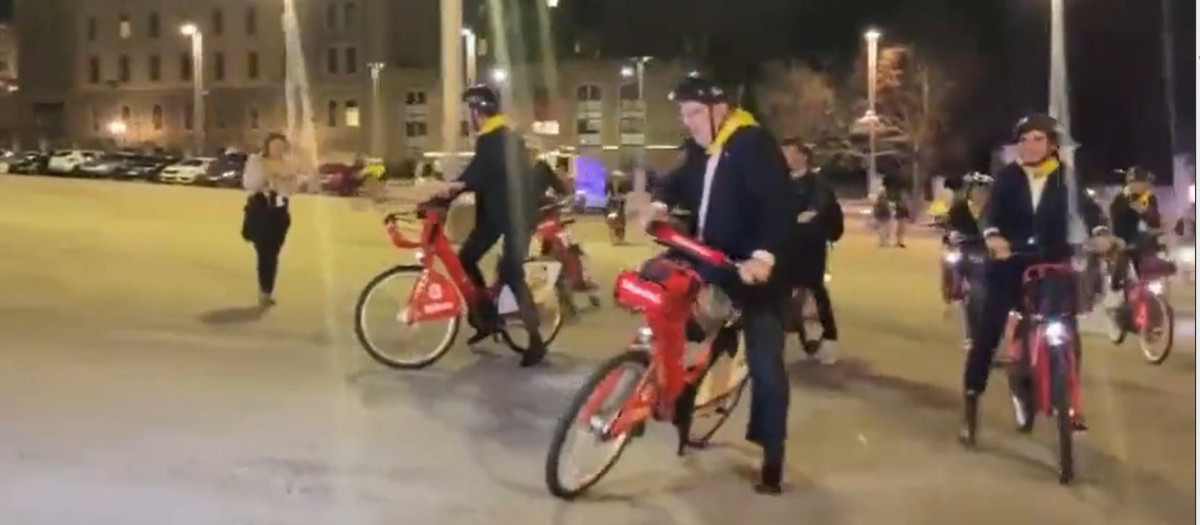 El alcalde de Bilbao, Juan Mari Aburto, segundos antes de caerse de una bicicleta