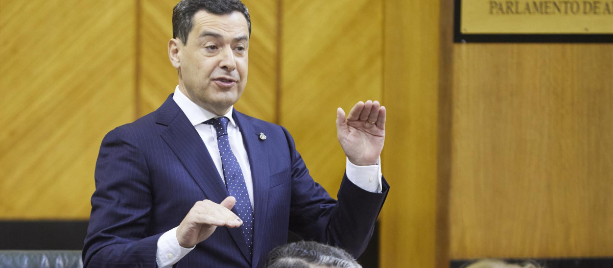 El presidente de la Junta de Andalucía, Juanma Moreno, este jueves en el pleno del Parlamento andaluz