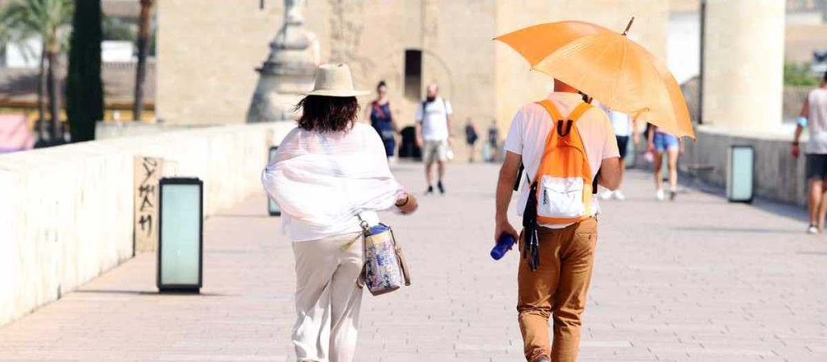 Turistas en el Puente Romano de Córdoba