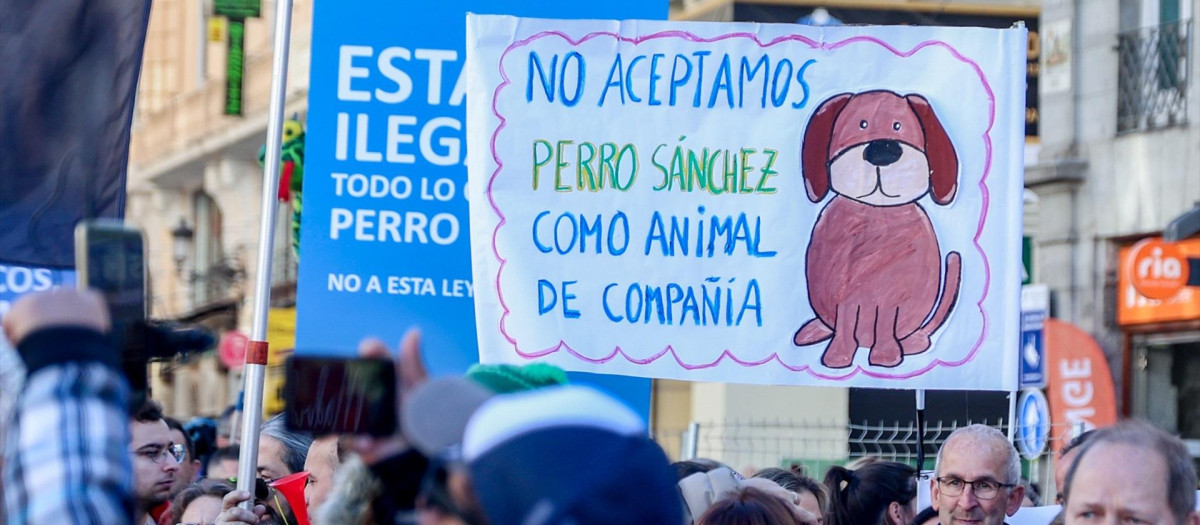 Varias pancartas durante una protesta contra la Ley del Bienestar Animal en Madrid