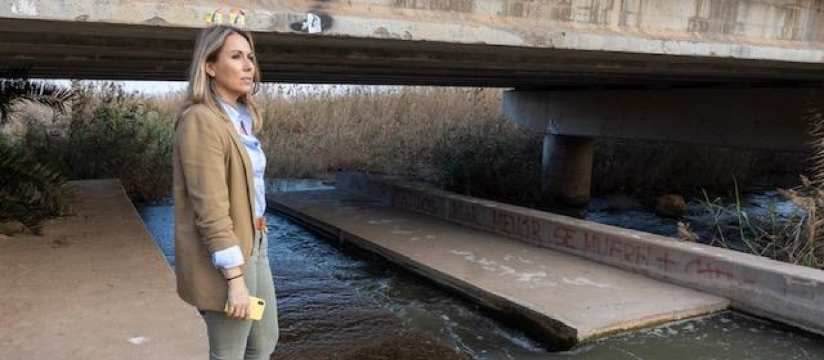 La directora de la Fundación Ingenio, Natalia Corbalán, en el aforador situado en la desembocadura de la Rambla del Albujón