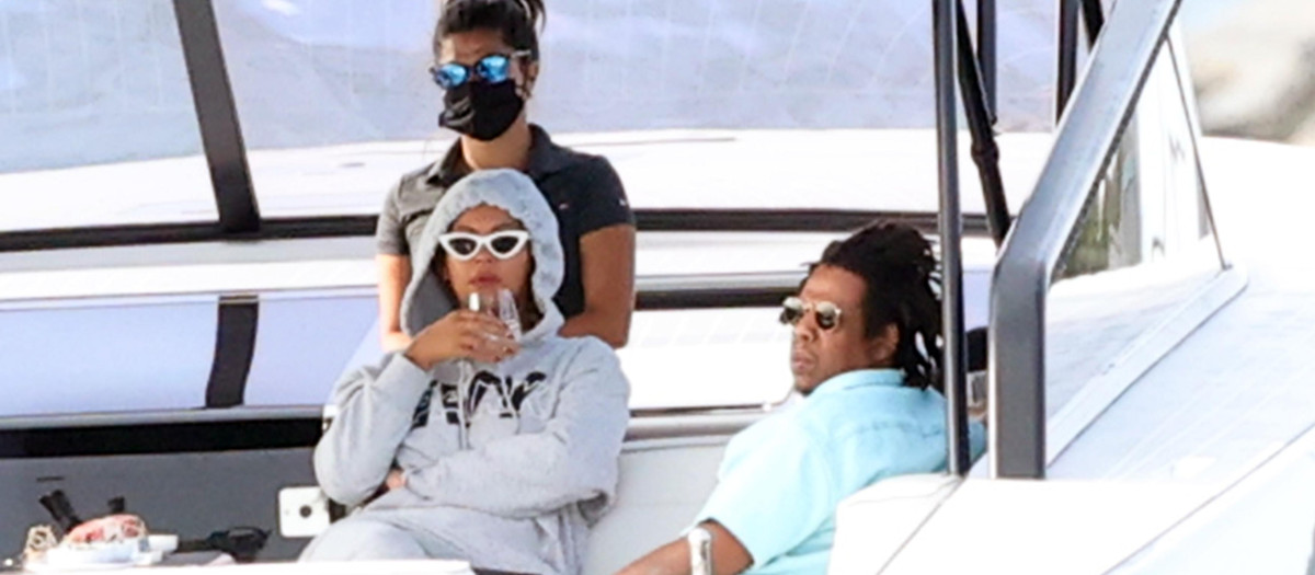 Beyoncé junto a su marido, Jay-Z, en un barco en los Hamptons