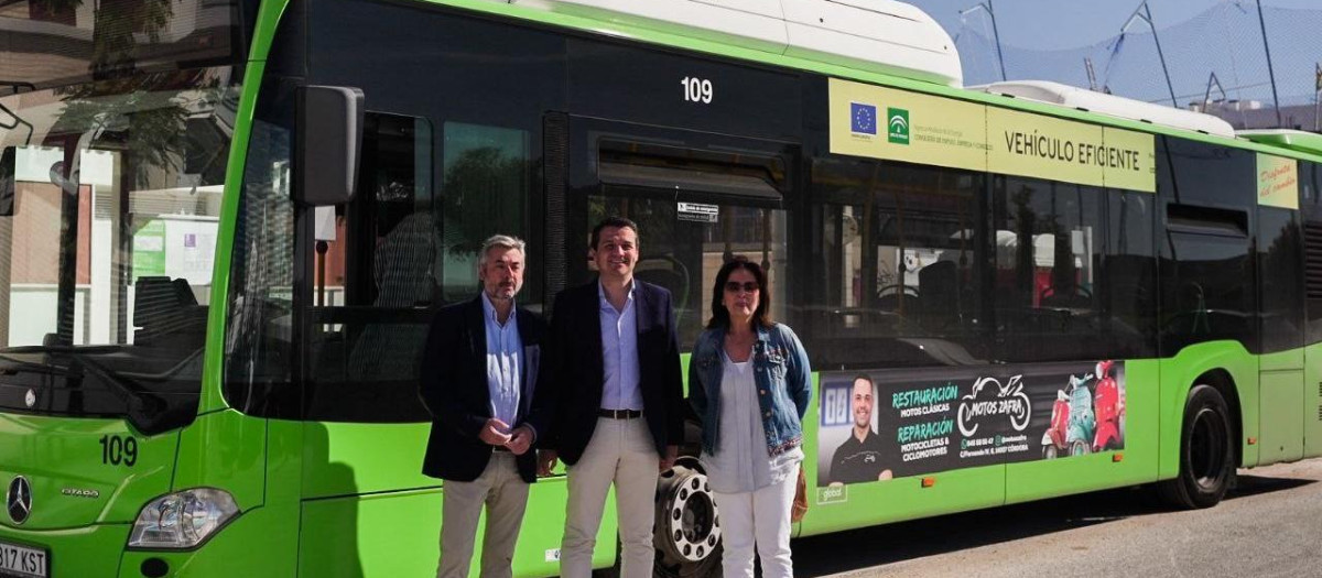 Miguel Ángel Torrico, José María Bellido y Ana Tamayo junto a un autobús de la Línea 3.