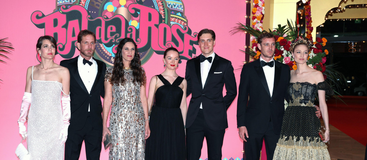 Carlota Casiraghi, Andrea Casiraghi, Tatiana Santo Domingo, la Princesa Alexandra de Hanover, Ben Sylvester Strautmann, Pierre Casiraghi y Beatrice Borromeo, durante el Baile de la Rosa