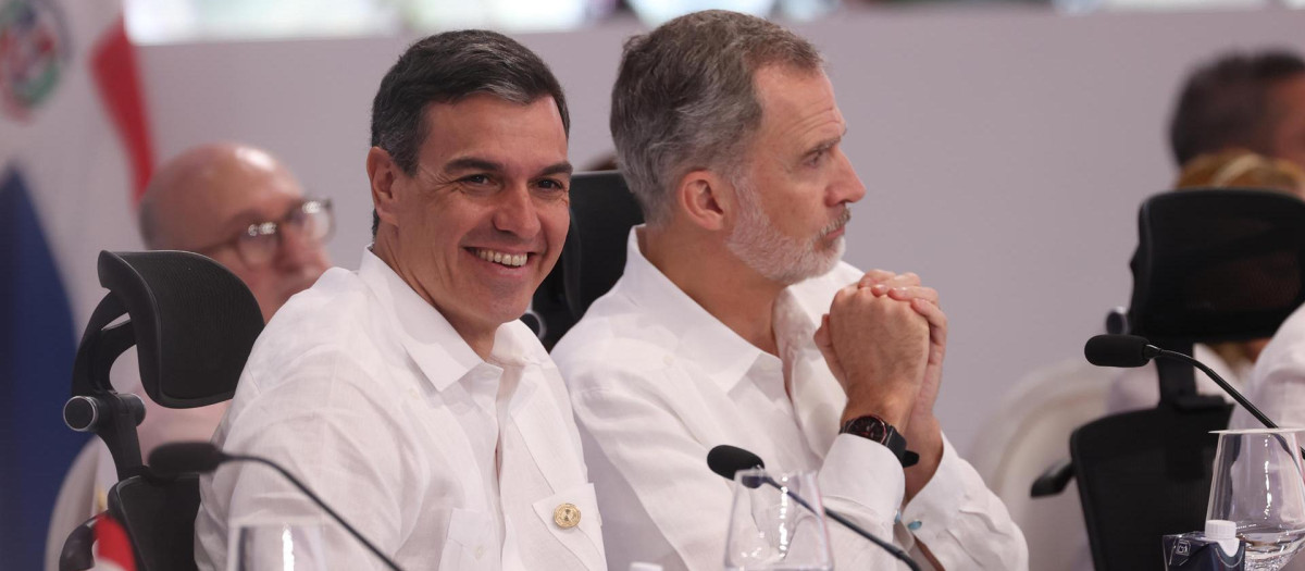 Pedro Sánchez y Felipe VI, durante la XXVIII Cumbre Iberoamericana de Jefes de Estado y de Gobierno, en Santo Domingo