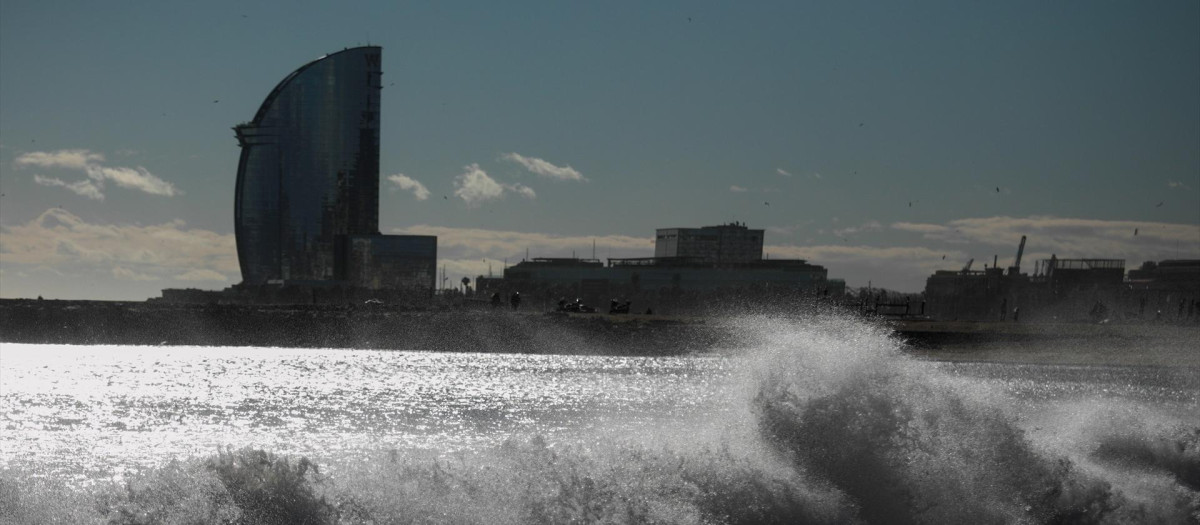 Oleaje en la playa de la Barceloneta