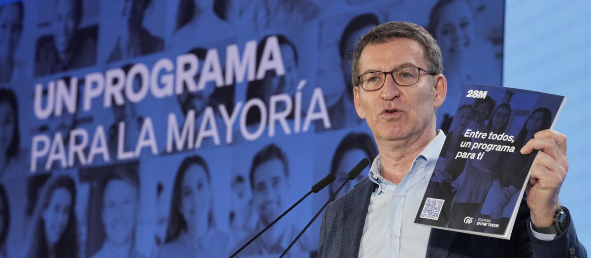 El presidente del PP, Alberto Núñez Feijóo, sostiene el Programa Marco del PP